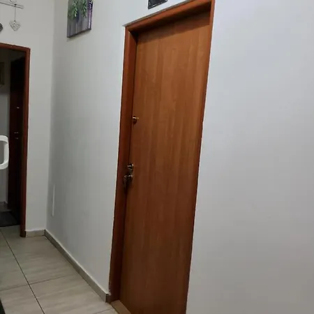 House Apartments, Terrace Grill, Guarded Private Parking, Fast Wifi. Penzión pre hostí