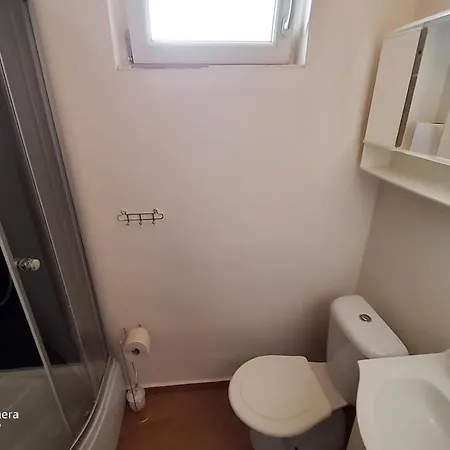 Penzión pre hostí House Apartments, Terrace Grill, Guarded Private Parking, Fast Wifi. Bratislava
