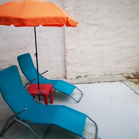 House Apartments, Terrace Grill, Guarded Private Parking, Fast Wifi. Gæstehus