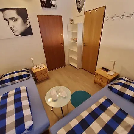 House Apartments, Terrace Grill, Guarded Private Parking, Fast Wifi. Bratislava
