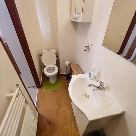 House Apartments, Terrace Grill, Guarded Private Parking, Fast Wifi. Bratislava