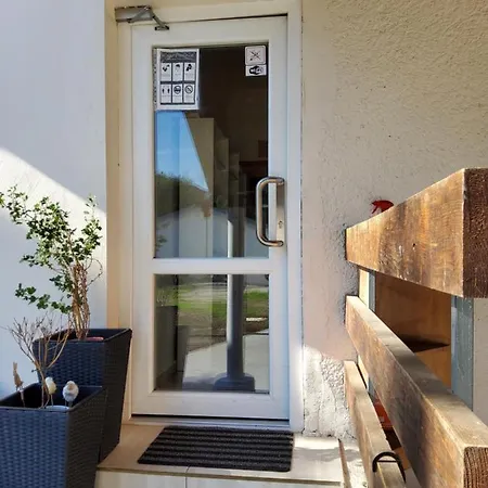 House Apartments, Terrace Grill, Guarded Private Parking, Fast Wifi. Bratislava
