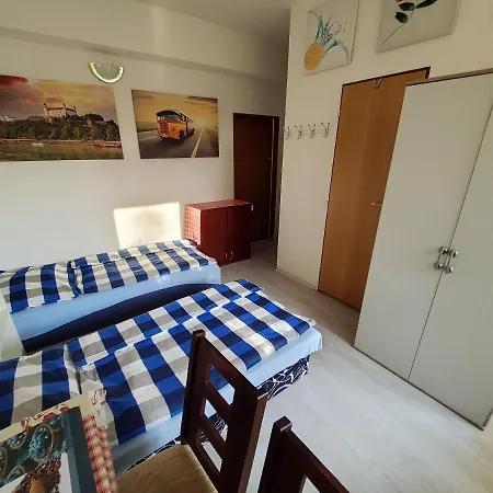 House Apartments, Terrace Grill, Guarded Private Parking, Fast Wifi. Bratislava