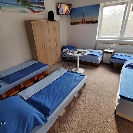 House Apartments, Terrace Grill, Guarded Private Parking, Fast Wifi. Guest house Bratislava