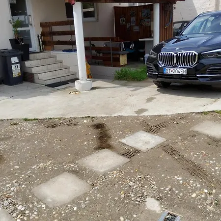 House Apartments, Terrace Grill, Guarded Private Parking, Fast Wifi. Bratislava