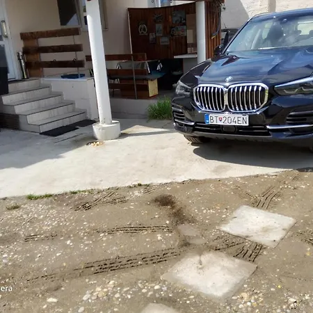 House Apartments, Terrace Grill, Guarded Private Parking, Fast Wifi.